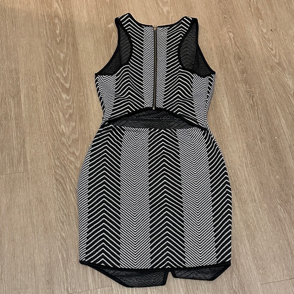 Elegant Black and White Chevron Backless Dress - Picture 3 of 4